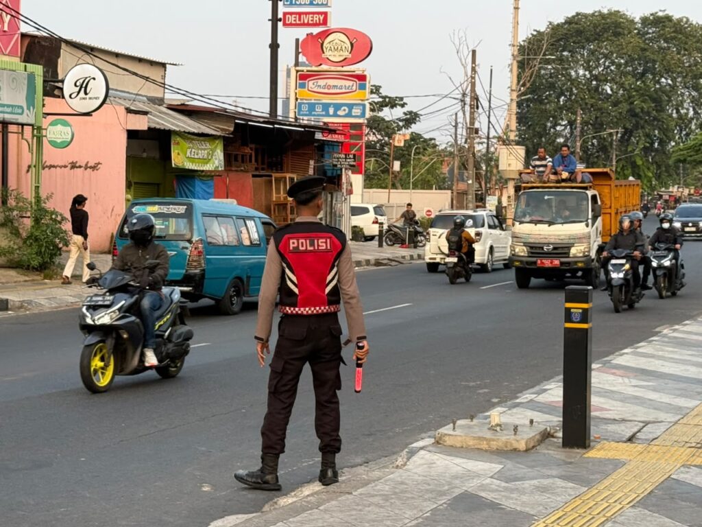 Hadir di Tengah Masyarakat, Detasemen Perintis Korsabhara Polri Beri Pelayanan Gatur Lalu lintas Pagi   