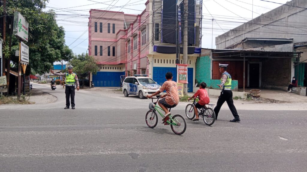 Sat Lantas Polres Batu Bara Laksanakan Gatur Siang di Jalinsum Simpang Tanah Merah – Kegiatan Aman Lancar   