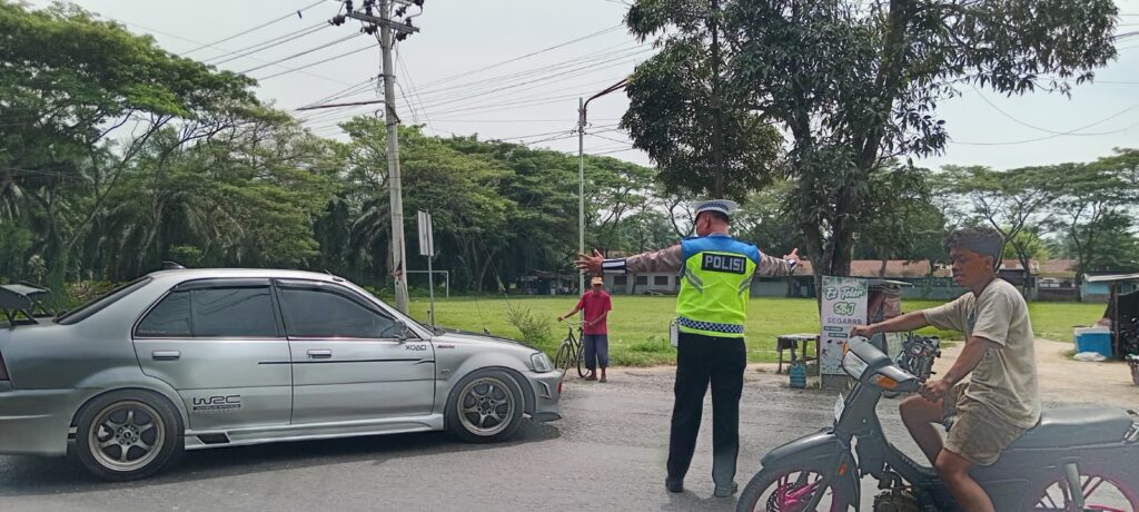 IPDA Sartono Laksanakan Gatur Siang Sat Lantas di Jalinsum Simpang Sei Bejangkar – Kegiatan Aman Lancar   