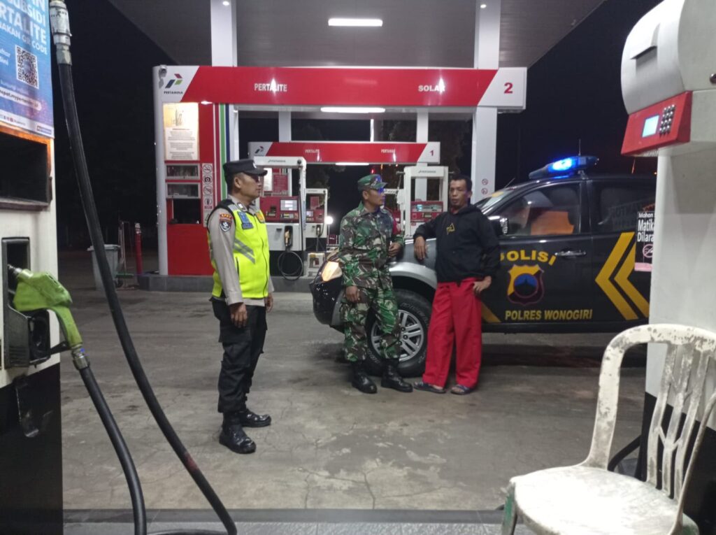 Patroli Malam TNI Di Wuryantoro Juga Dijadikan Sarana Komsos Dengan Warga   