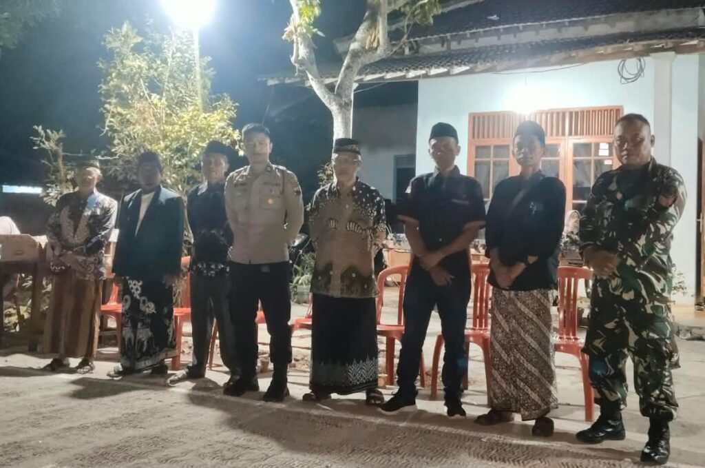 Babinsa Koramil 21/Bulukerto Intensifkan Patroli Malam, Cegah Gangguan Kamtibmas di Wilayah Binaan