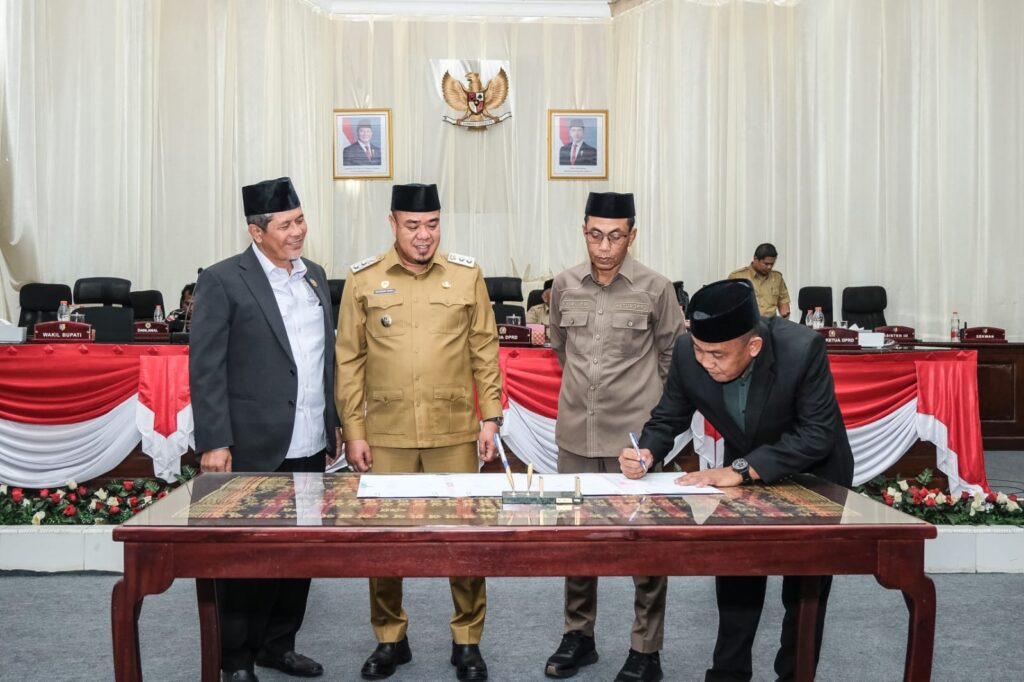 Wabup Batu Bara Hadiri Rapat Paripurna Pendapat Akhir Fraksi terhadap rancangan KUPA – PPAS   