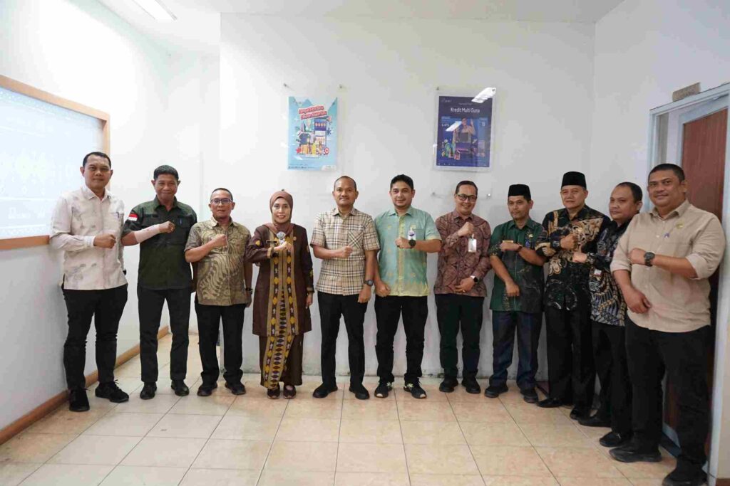 Wali Kota Mahyaruddin Salim Bersama Pimpinan OPD Berikan Kejutan Di Ultah Ke-46 Kepala Cabang Bank Sumut Kota Tanjungbalai    