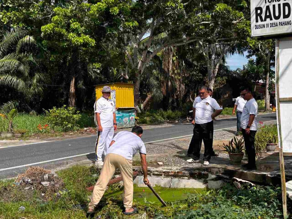 Hadapi Musim Hujan, Lapas Labuhan Ruku Gelar Kerja Bakti Bersihkan Drainase Bersama Kepala Desa Pahang