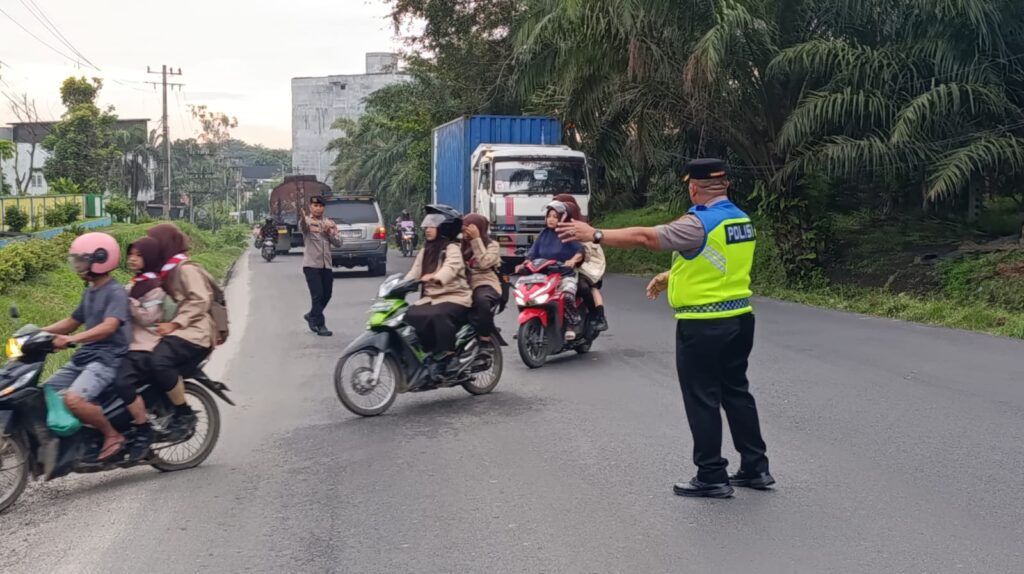 Wujudkan Kamseltibcarlantas, Polres Batu Bara Gelar Strong Point Pagi di Sejumlah Titik Strategis