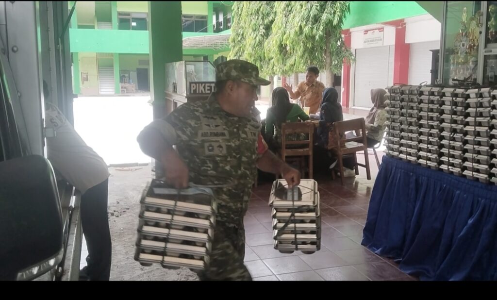 Babinsa Joyotakan Dukung Kelancaran Pendistribusian MBG di SMK Muhamadiyah 1 Surakarta