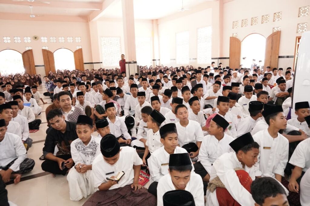 Polisi Bersama Masyarakat, Kapolda NTB Dekatkan Diri dengan Santri   