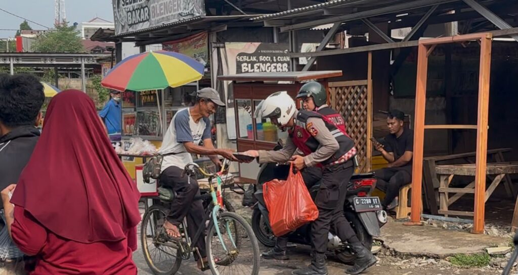 Unik dan Humanis! Polisi Berkuda Ditpolsatwa Bagikan Jumat Berkah di Depok Libatkan Kuda Wulinda dan Silke   